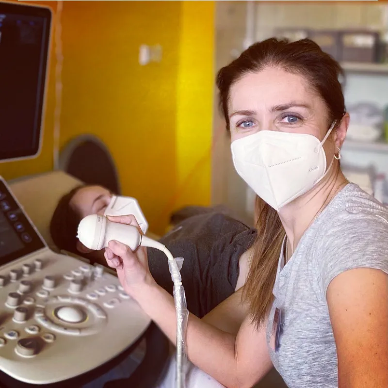 MUDr. Oľga Káčeriková pri výkone ultrazvuku